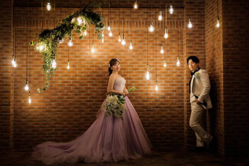 吊るされた灯りと目線