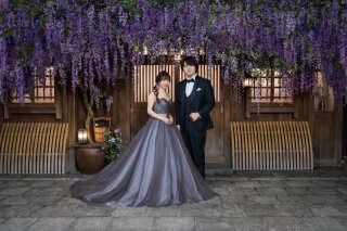 ふたりを照らす花と光の下で