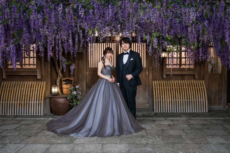 ふたりを照らす花と光の下で