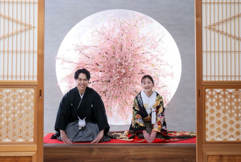 満開の桜と障子越しに交わす和やかなご挨拶