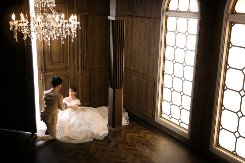 手を取り合って