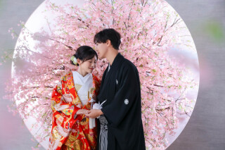 目線や動きのひとつひとつが、かたちになる前の思いをすくいあげているよう