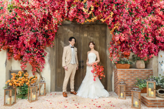 光と花に包まれた空間で、柔らかに重なる瞬間を描いた撮影