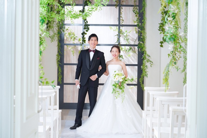 祝福の中、チャペルで幸せいっぱいの笑顔!!!