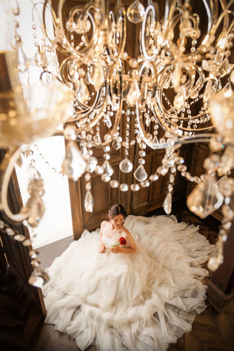 座って広がる、静かなドレスライン