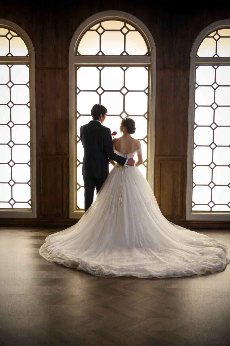 そっと差し出す左手には