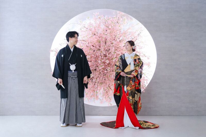 桜の前で見つめ合うお二人の美しい全身姿