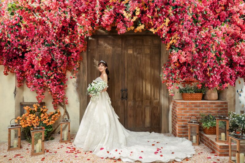 鮮やかなお花に包まれた新婦様ソロショット