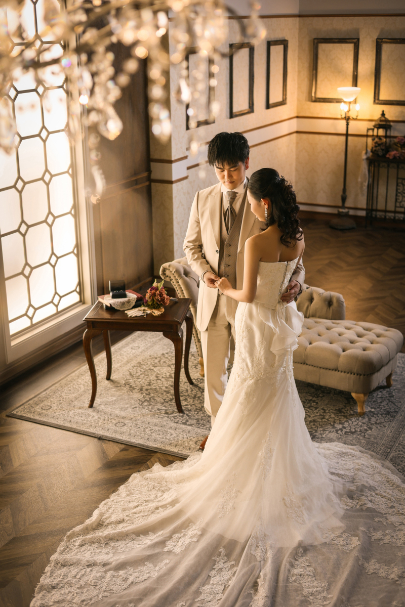 手を取り合って