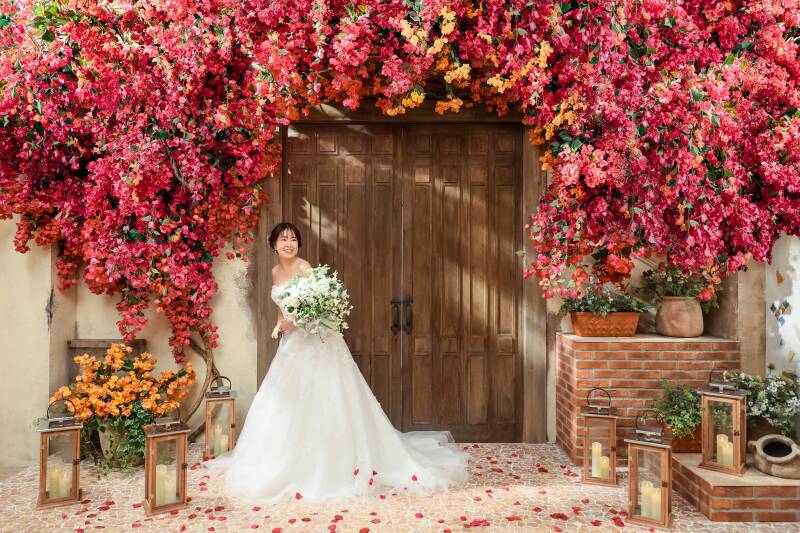 花の下で佇む姿