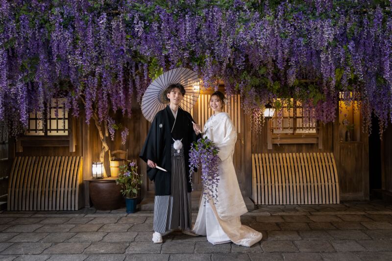鮮やかな藤の花に包まれる和装ツーショット