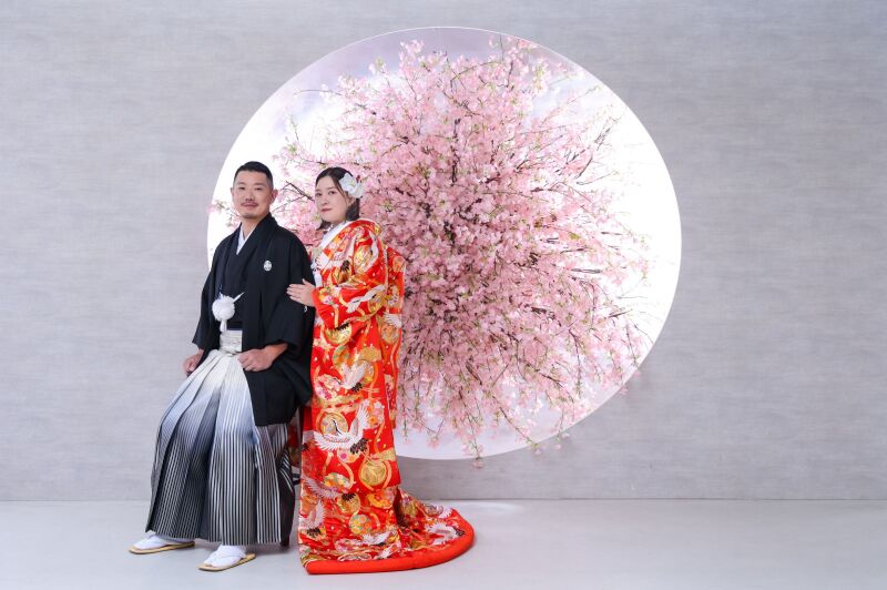 桜モニュメント前での艶やかな和装姿