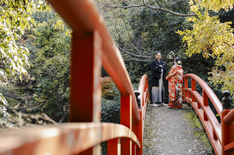 橋の上で