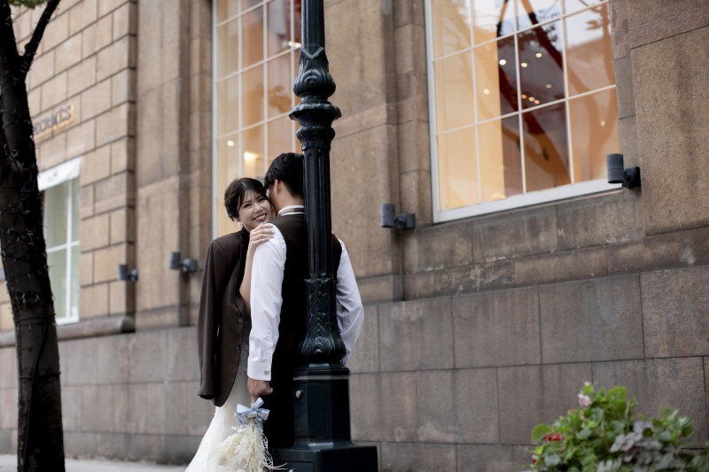 新郎様の肩からひょっこり!