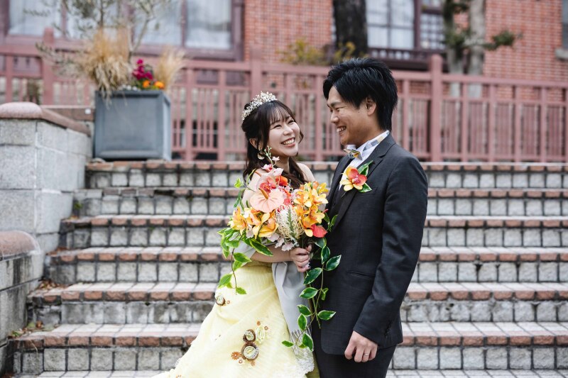 向かい合って笑顔を交わす幸せな瞬間*