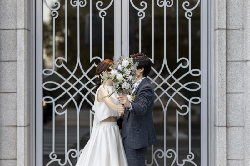 ブーケで顔を隠して♡