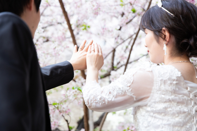 桜をバックに＊