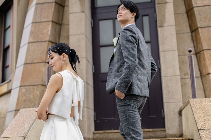 視線はずしで…