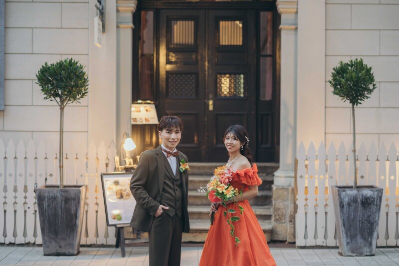 オレンジのカラードレスが主役♡