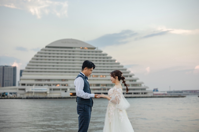 手を取り合って