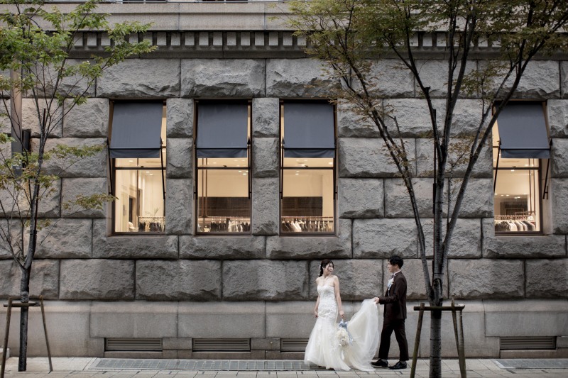 エスコートされながら