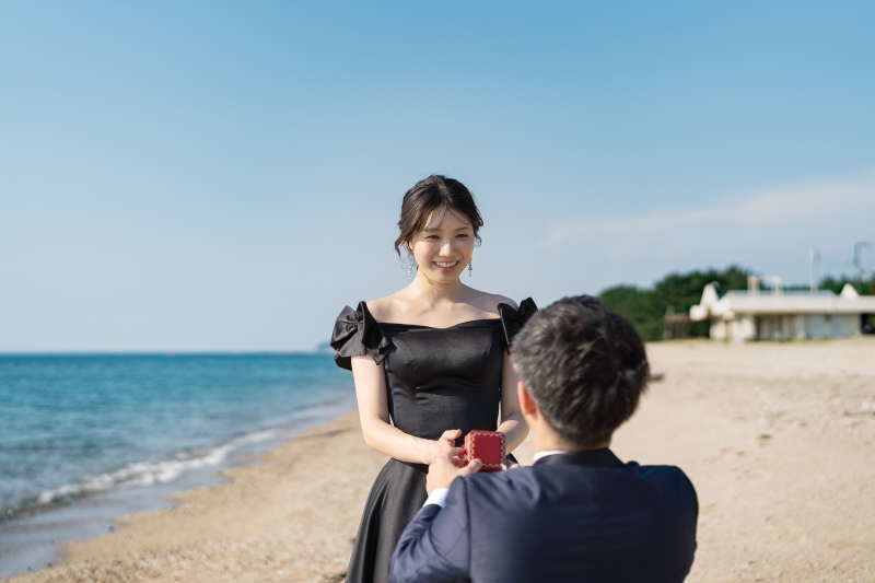 指輪を手に未来を誓うふたりのフォトウェディング*