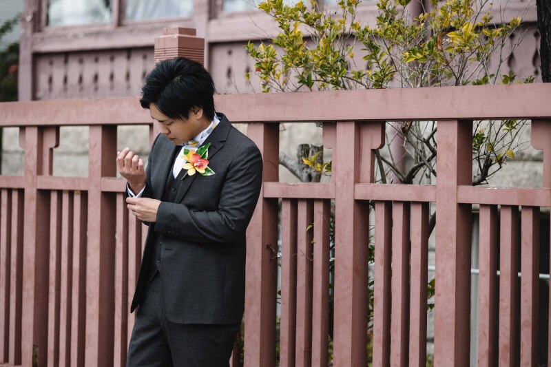 シックな背景でカッコよく新郎様のカット*