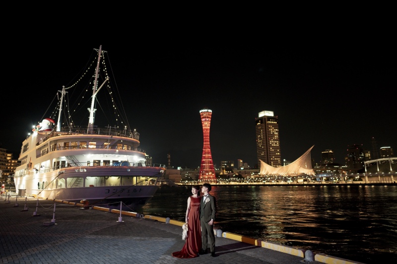 ライトアップされた建物をバックに。