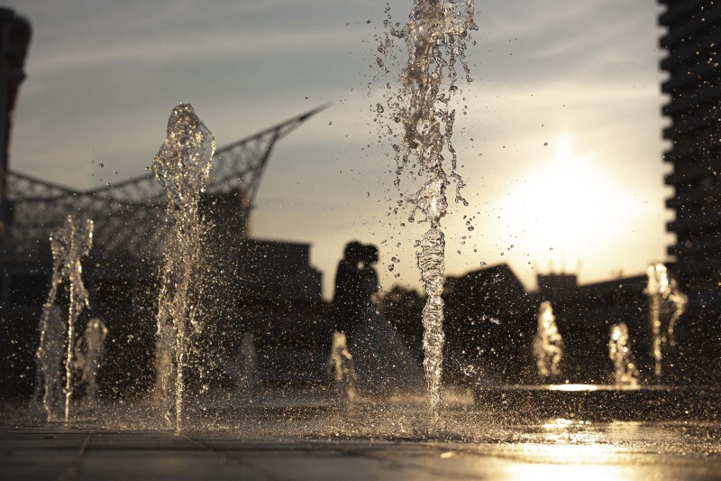 光り輝くサンセットと噴水**