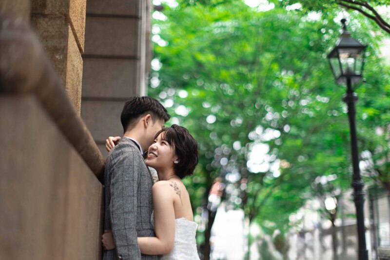 やわらかい緑をバックにハグショット♡