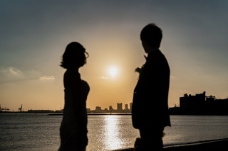 潮芦屋ビーチで叶える、海と光のウェディングフォト