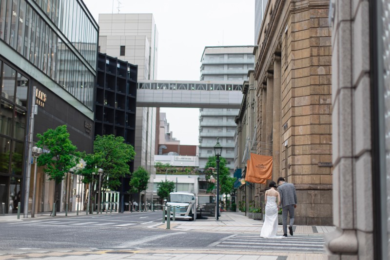 都会の街の中でウェディングドレス♡