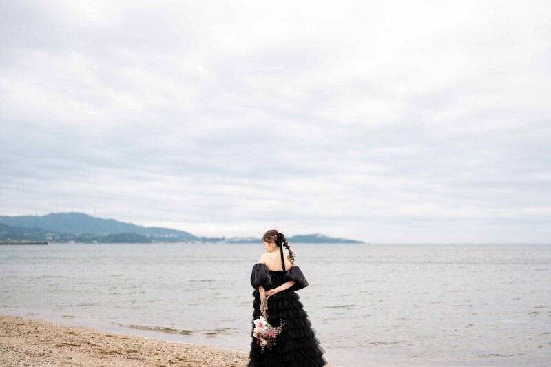 黒ドレスが魅せる素敵なソロカット♡