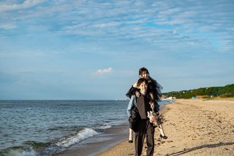 ビーチでおんぶ!!