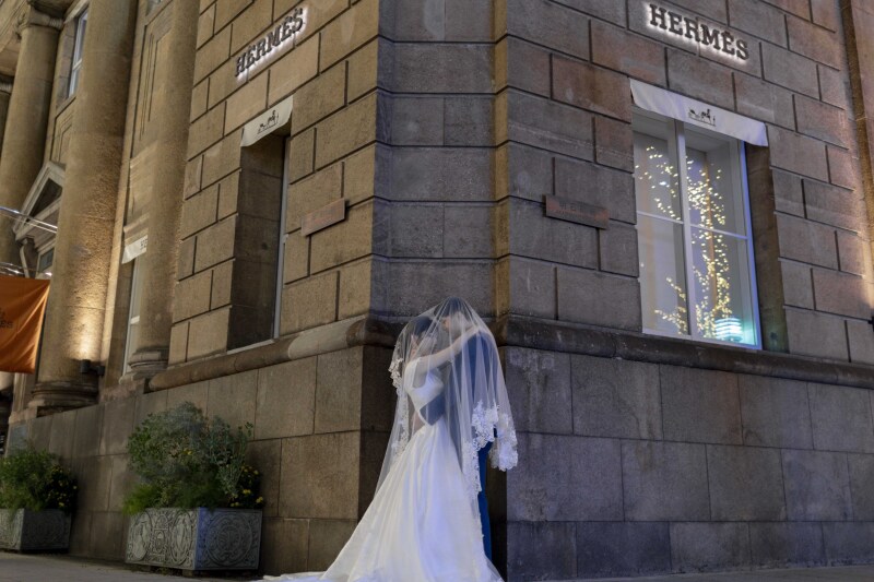 ベールに包まれて