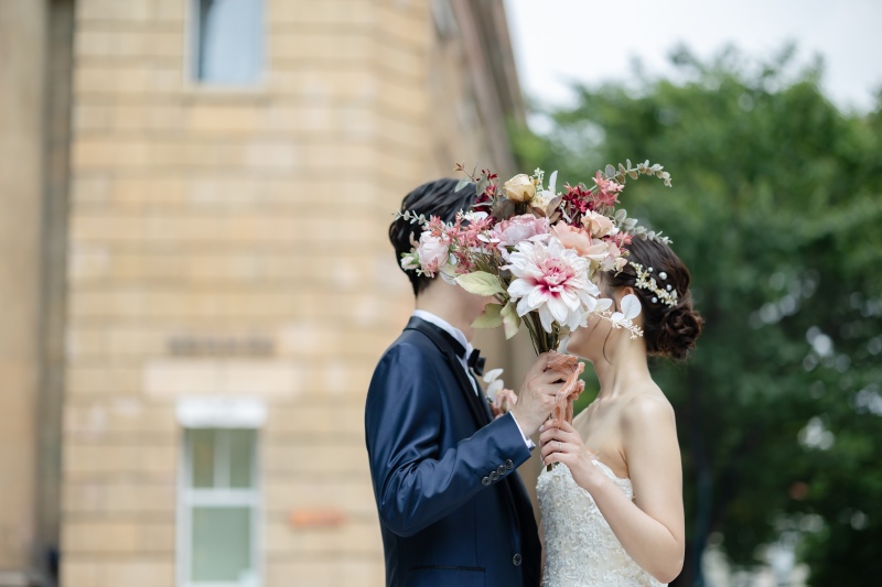 ブーケで顔を隠して
