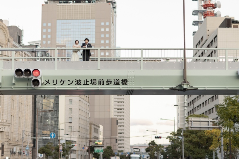 歩道橋で街を眺めながら*