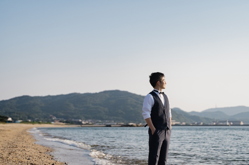 広い海と空のもとで新郎様が輝く1枚*