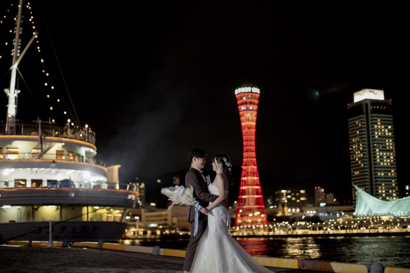 神戸のシンボルをバックに