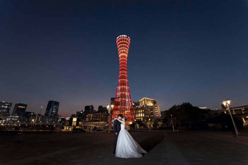 神戸を象徴するポートタワーをバックに...**