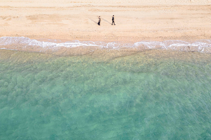 青い海と白い砂浜を一望できる、ドローンフォト