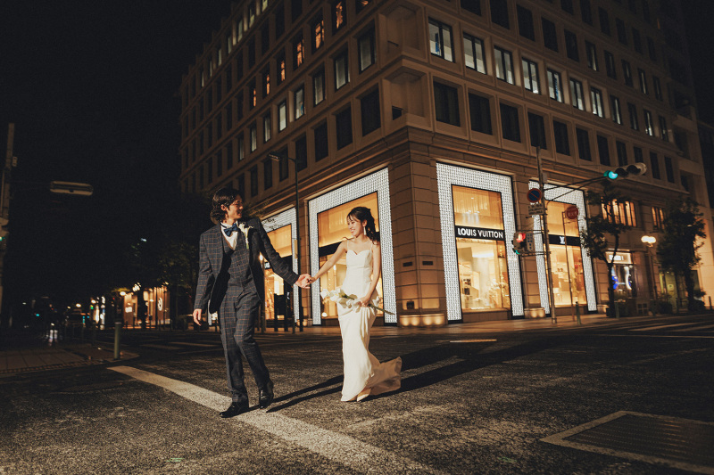 神戸の街並みをバックに