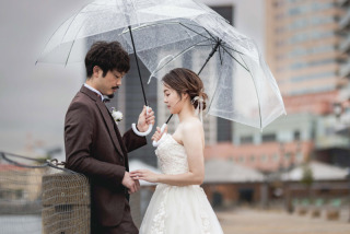 雨さえもおふたりだけの美しい思い出にすることができます。撮影日が雨だったことを忘れるような楽しい撮影とクオリティをお届けします。
