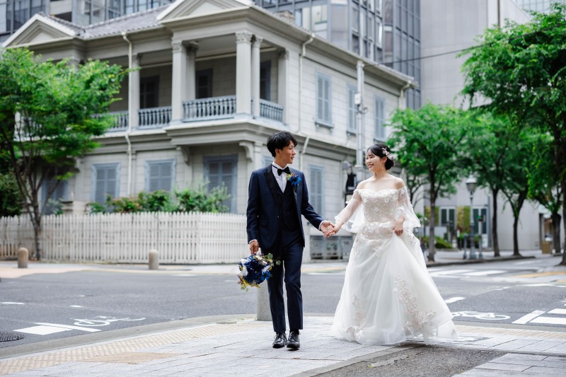 旧居留地を散歩しているかのような一枚。おふたりの空気感が伝わってくるようなお写真を撮れるよう意識しております*自然体で撮影ができるような、お声がけにもこだわっています!