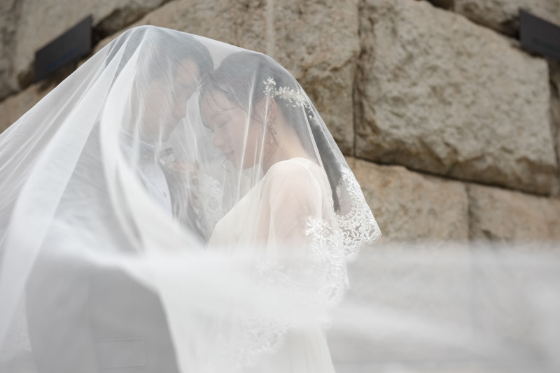 ヴェールに包まれるおふたり。自然体なお写真だけでなく、クールな雰囲気も撮影できちゃいます!クールな写真は緊張しちゃうおふたりでも、ご安心できる撮影をさせていただきます。