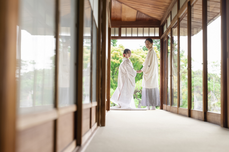 和室での撮影ができる須磨離宮公園ならではの一枚✳︎お外での撮影は少し恥ずかしいというお二人にもとってもオススメのロケーションで、窓の外に広がる景色は夏は新緑、秋は紅葉でお着物のお色もとっても映えます！