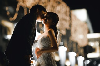 おふたりの記念をとびきりドラマチックに。少し照れた顔が、光によって映し出されます。そんなナイト撮影も神戸でウェディングフォトをする中でおすすめのポイントです。