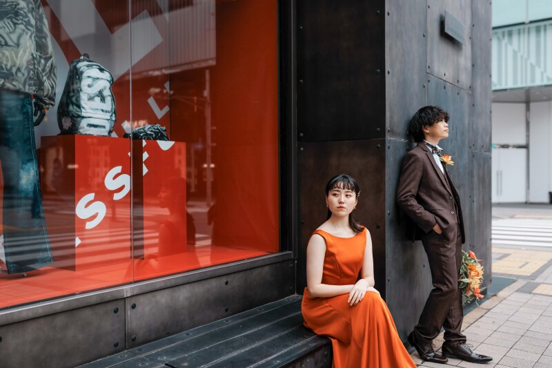 旧居留地と新婦様のドレスがまた、ブーケのお色までマッチした一枚。明るいおふたりに、楽しい写真もおしゃれな写真もお届けさせていただきます。