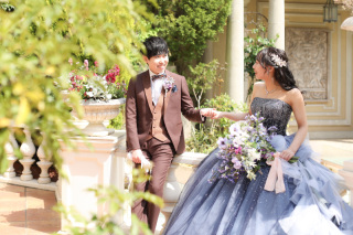 ガーデンに映えるスチールブルーのドレス