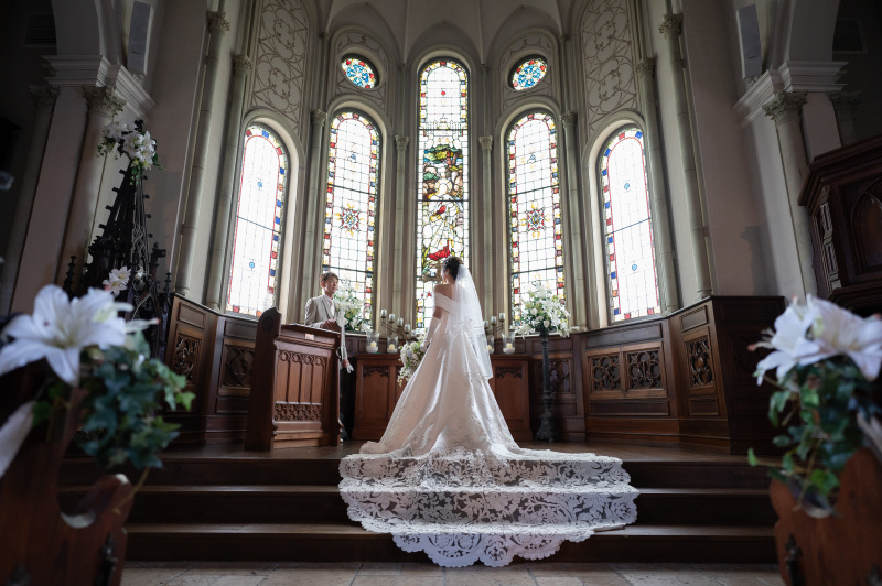ウェディングドレスはステンドクラス大聖堂で！